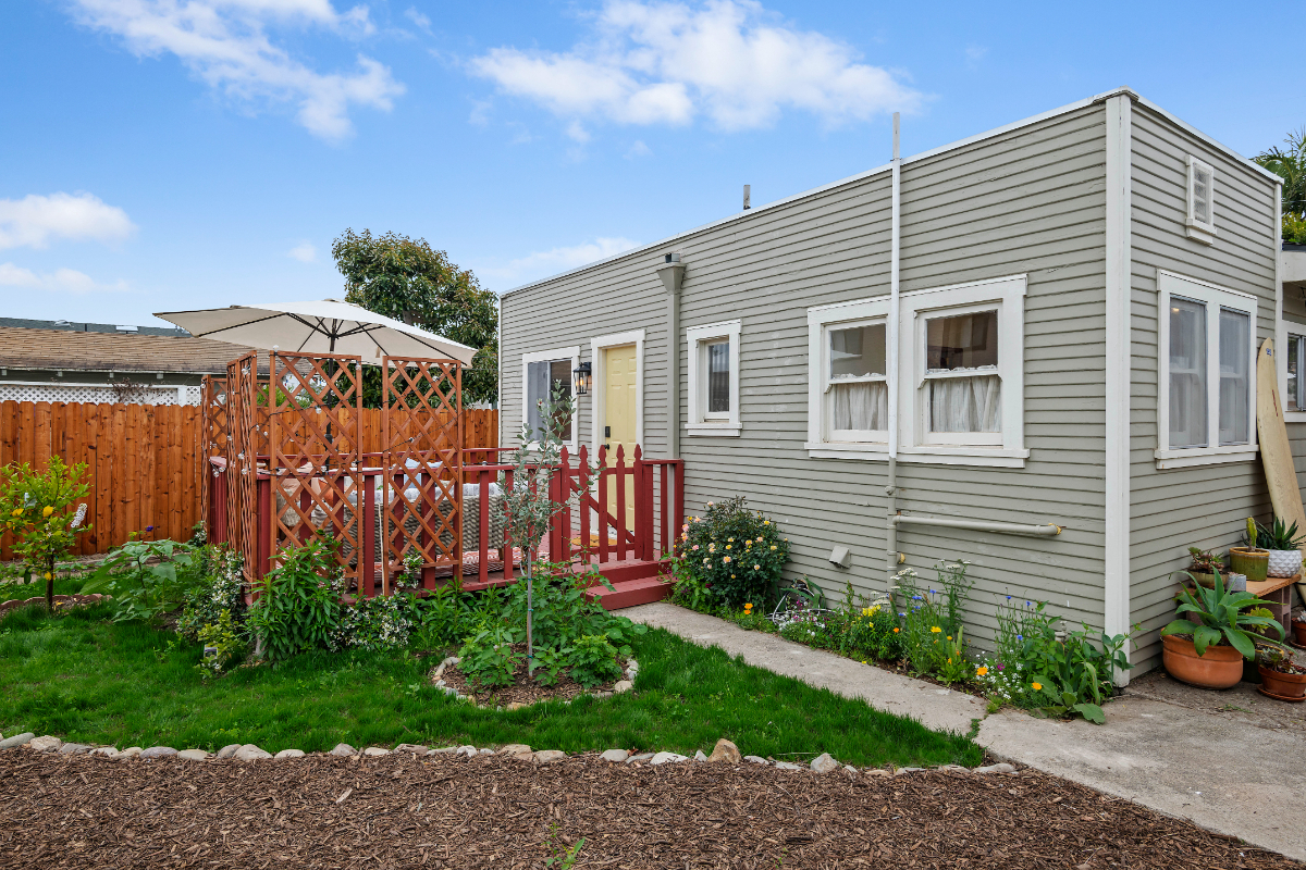 Charming Garden Cottage by the Beach - Private, Pet-Friendly & Ready to Settle In - Photo 1