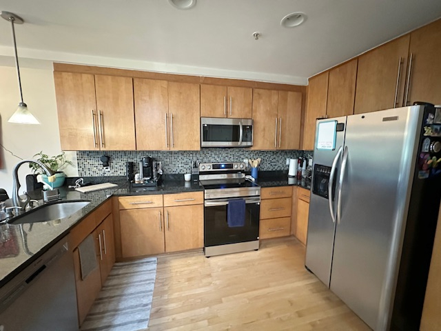Room for Rent in a Stylish 2BR 2BA Furnished Condo in Hill East - Photo 7