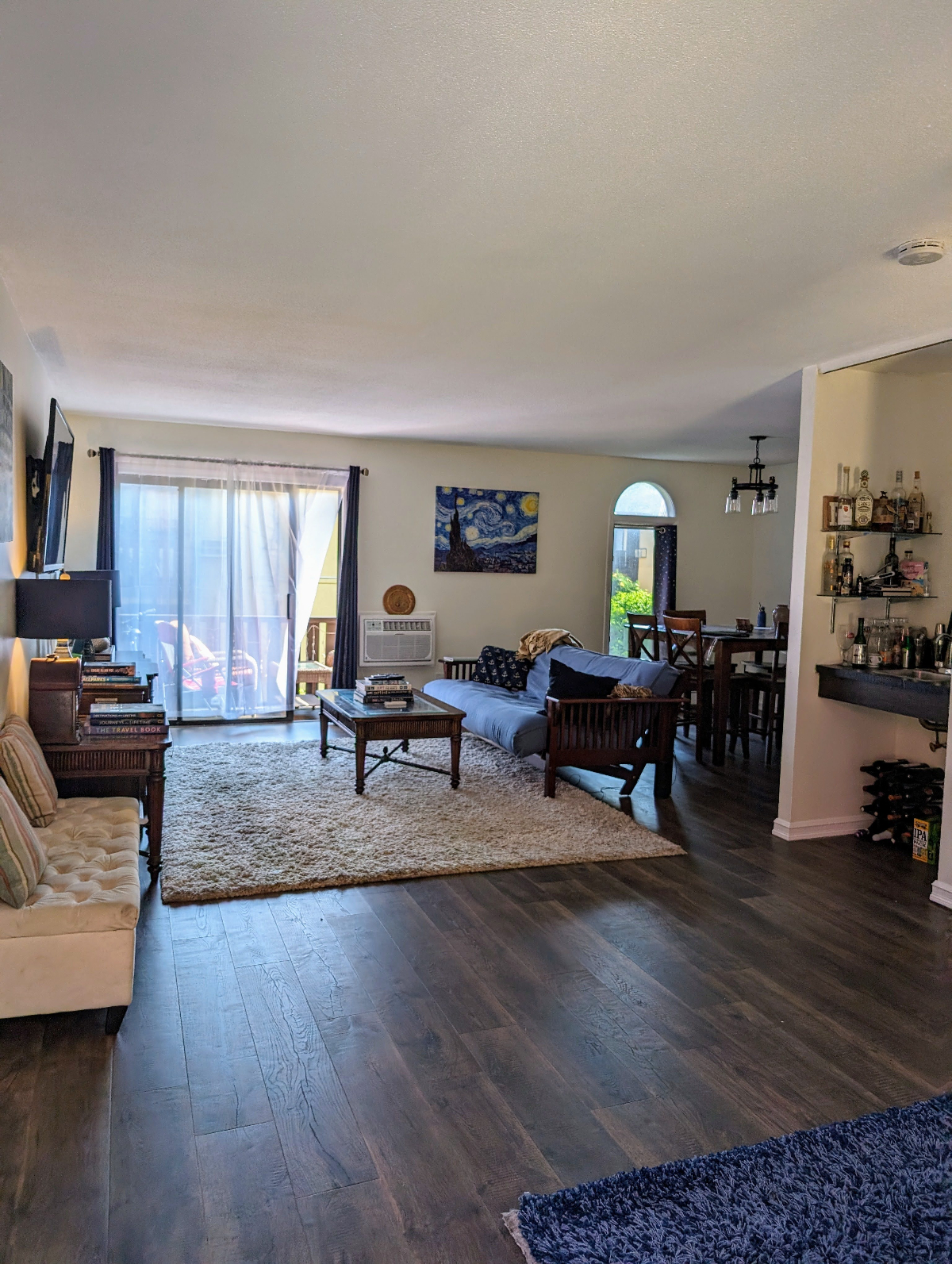 Sunny Personal Space with King-size Bed and a Shared Bathroom - Photo 4