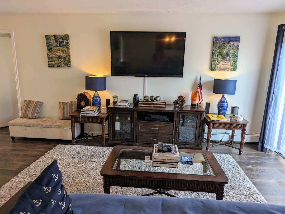 Sunny Personal Space with King-size Bed and a Shared Bathroom - Photo 6