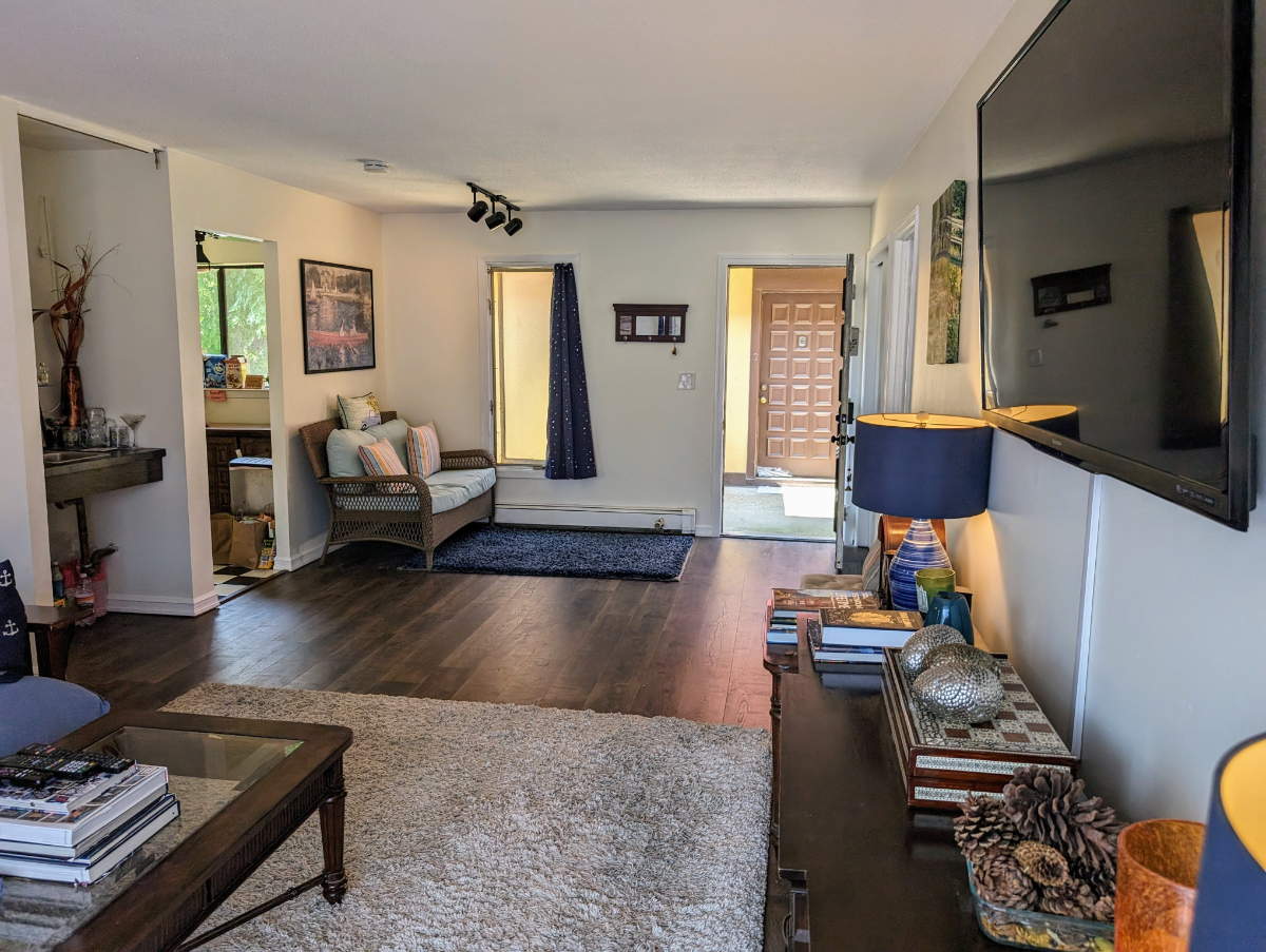 Sunny Personal Space with King-size Bed and a Shared Bathroom - Photo 5