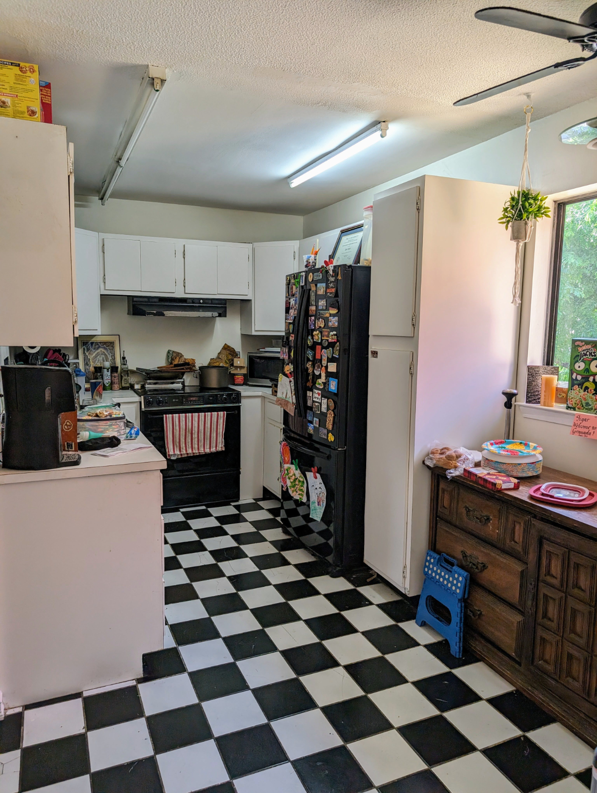 Sunny Personal Space with King-size Bed and a Shared Bathroom - Photo 8