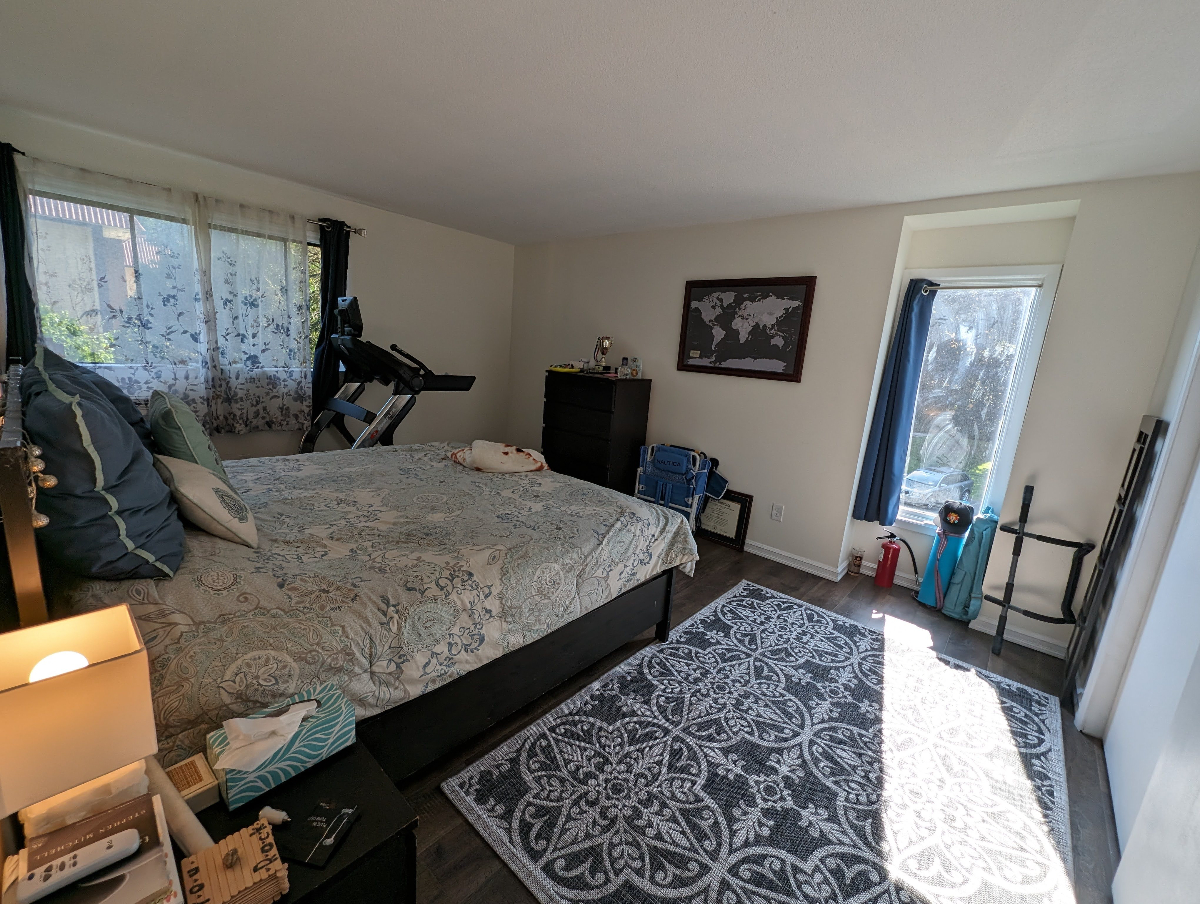 Sunny Personal Space with King-size Bed and a Shared Bathroom - Photo 1