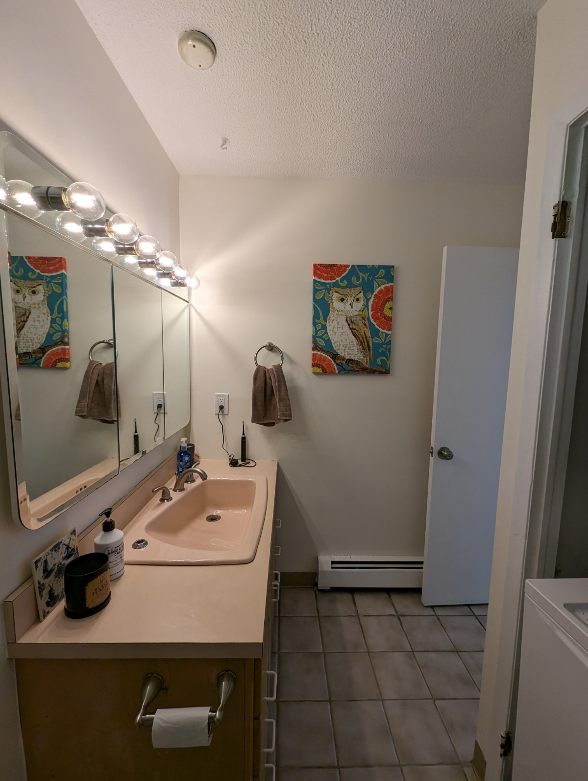 Sunny Personal Space with King-size Bed and a Shared Bathroom - Photo 2