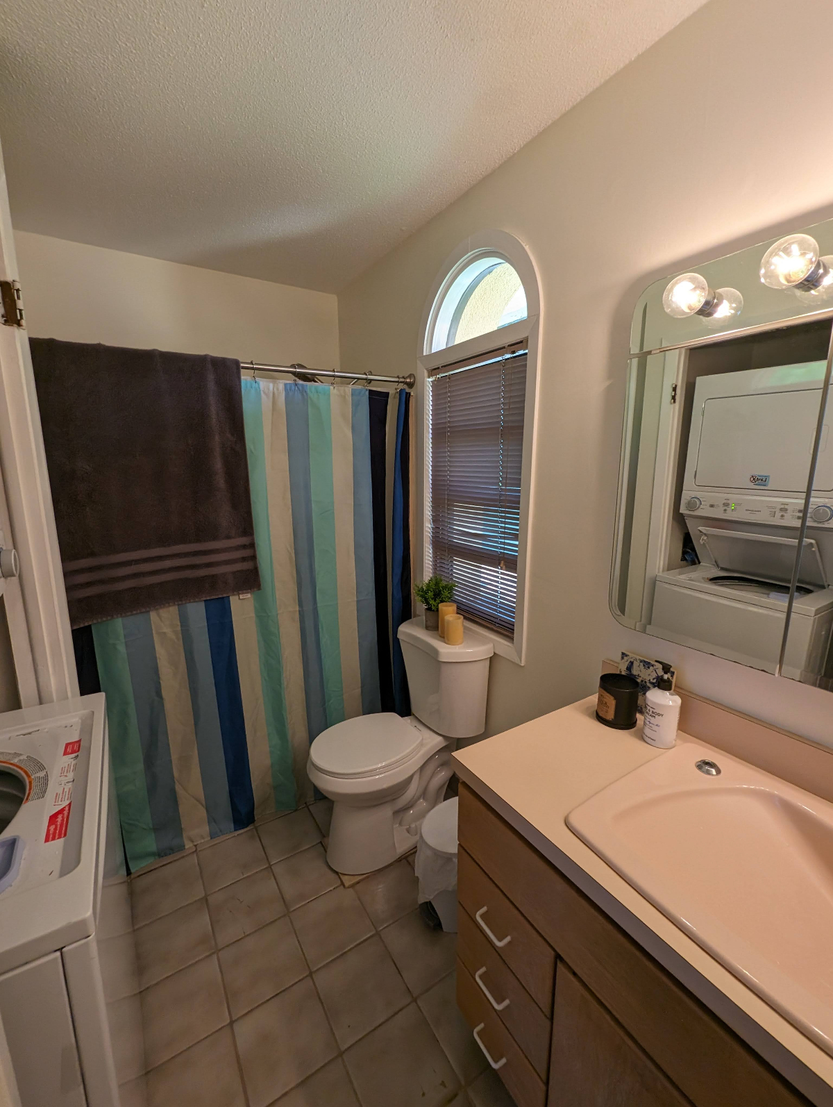 Sunny Personal Space with King-size Bed and a Shared Bathroom - Photo 3