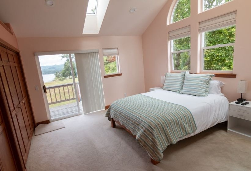 Master bedroom, balcony w/ Bay view