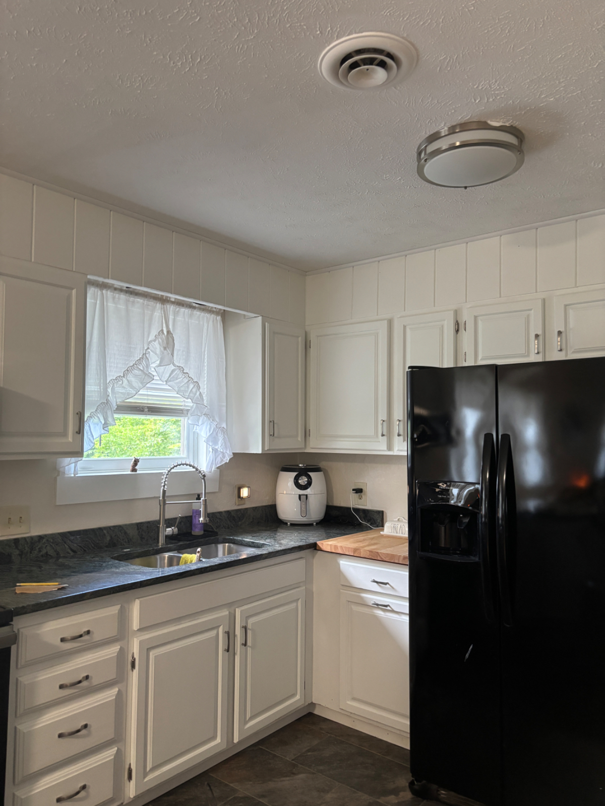 Beautiful Downtown Apartment - Photo 2