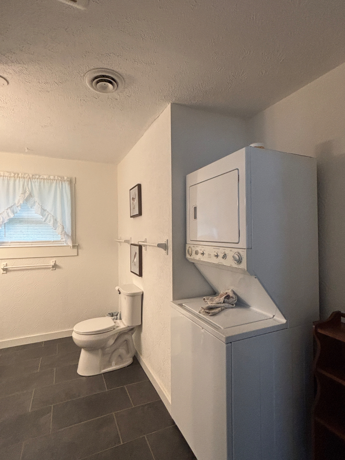 Beautiful Downtown Apartment - Photo 10