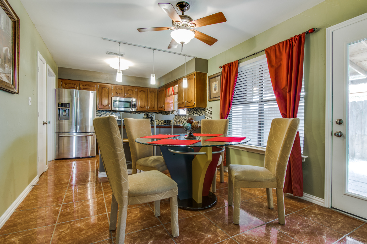 3 BDR  / 2 BTH  - Fenced Back Yard - Fully Furnished - All Utilities Included - Photo 8