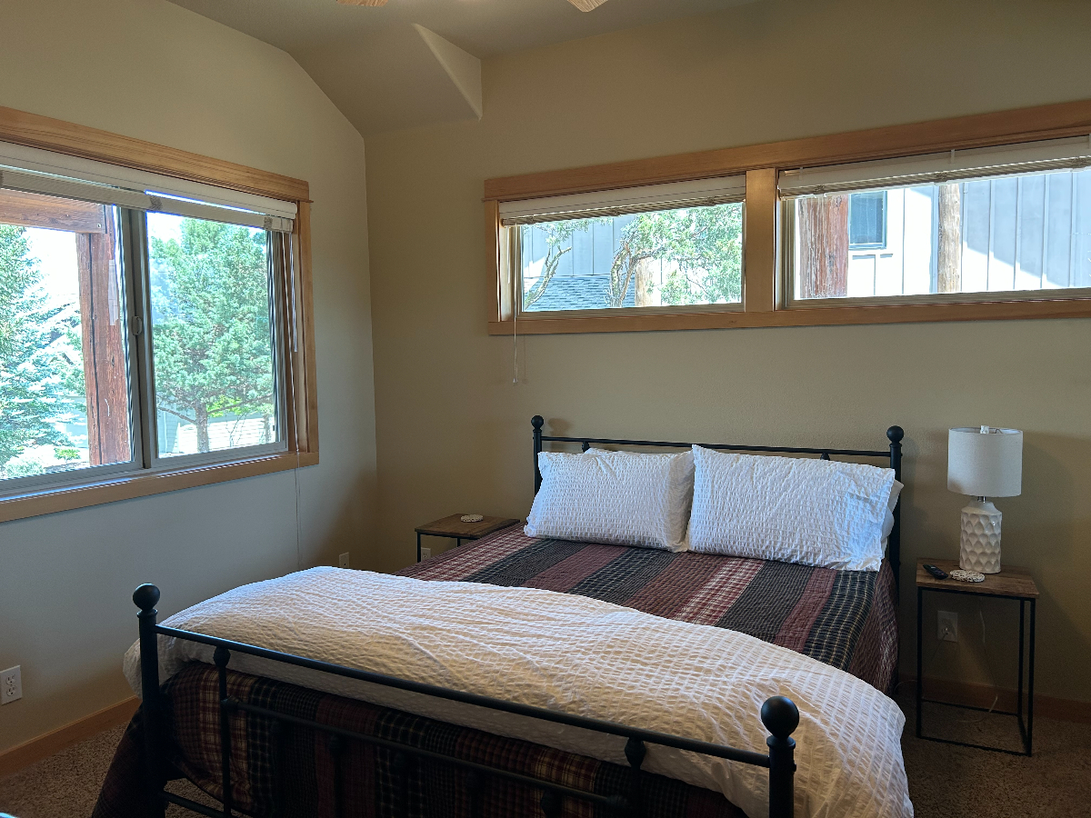 Room with Queen Bed and Private Bath in Hallway - Photo 5