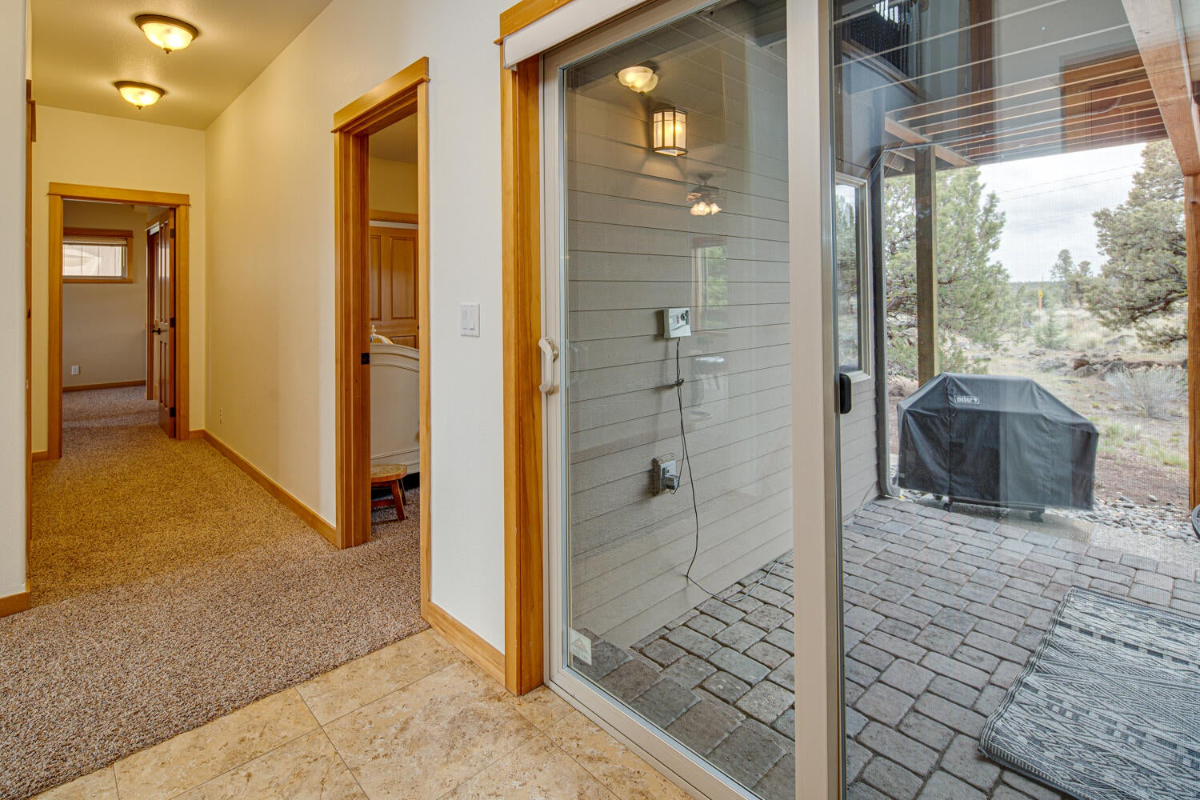 Room with Queen Bed and Private Bath in Hallway - Photo 3