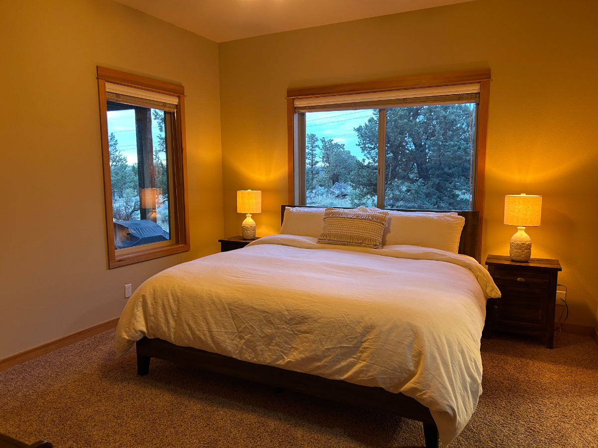 Room with Queen Bed and Private Bath in Hallway - Photo 5