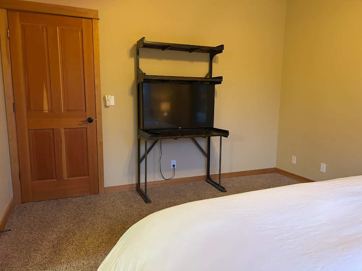 Room with Queen Bed and Private Bath in Hallway - Photo 6