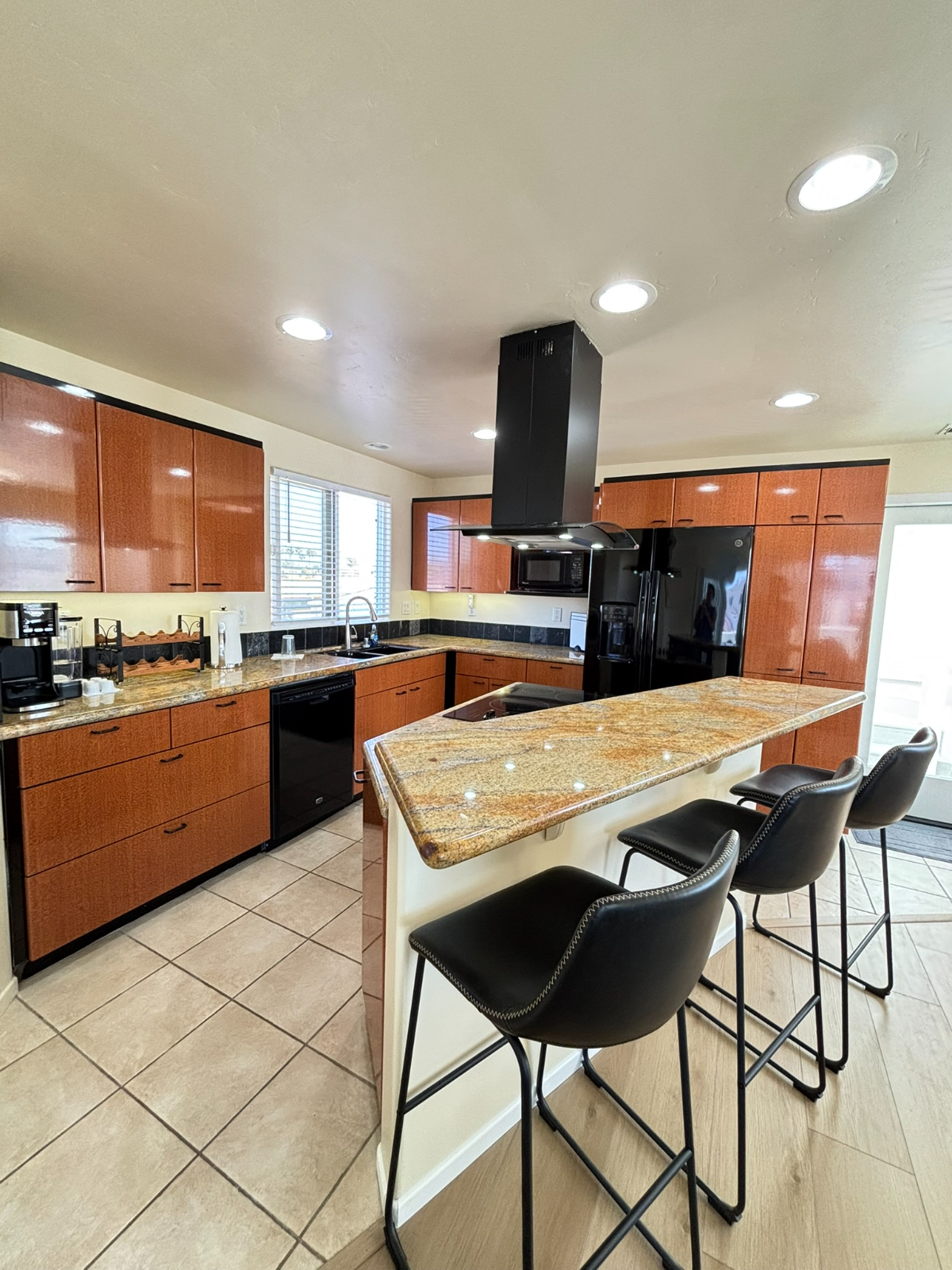 Beautiful South Mission Condo Steps to the Bay with rooftop deck 360 degree views. 2 bedroom with garage - Photo 4