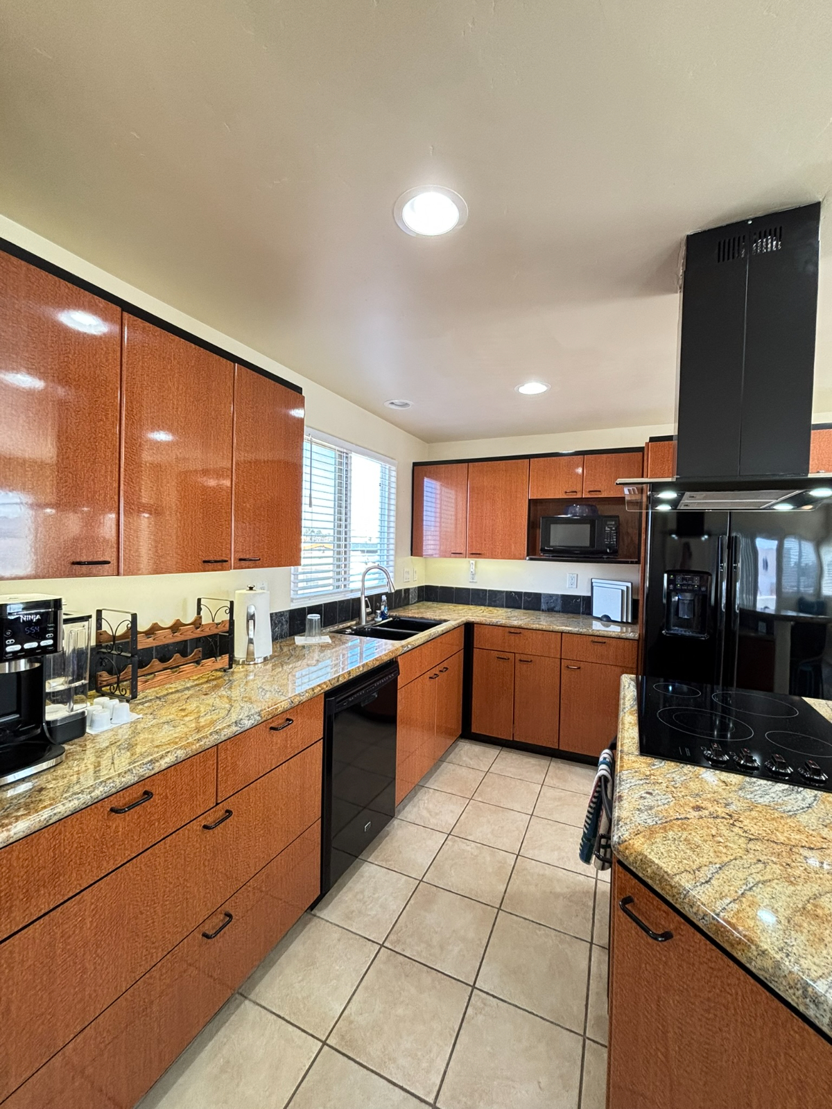 Beautiful South Mission Condo Steps to the Bay with rooftop deck 360 degree views. 2 bedroom with garage - Photo 5