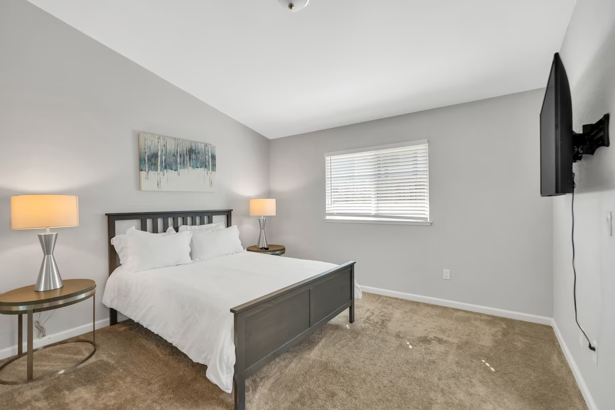 Master Bedroom w/ Bathroom