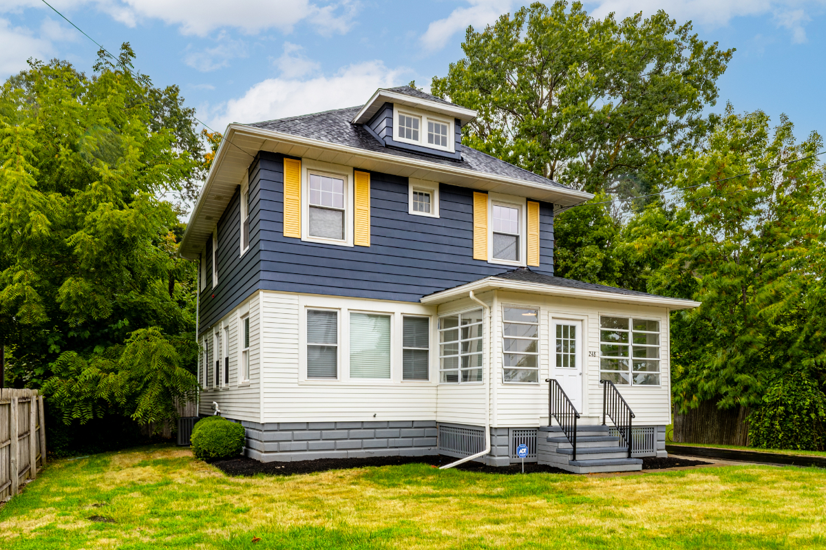 Serenity Between Two Major Hospitals - Beautifully renovated classic home on the West Side. MaidenKe - Photo 3