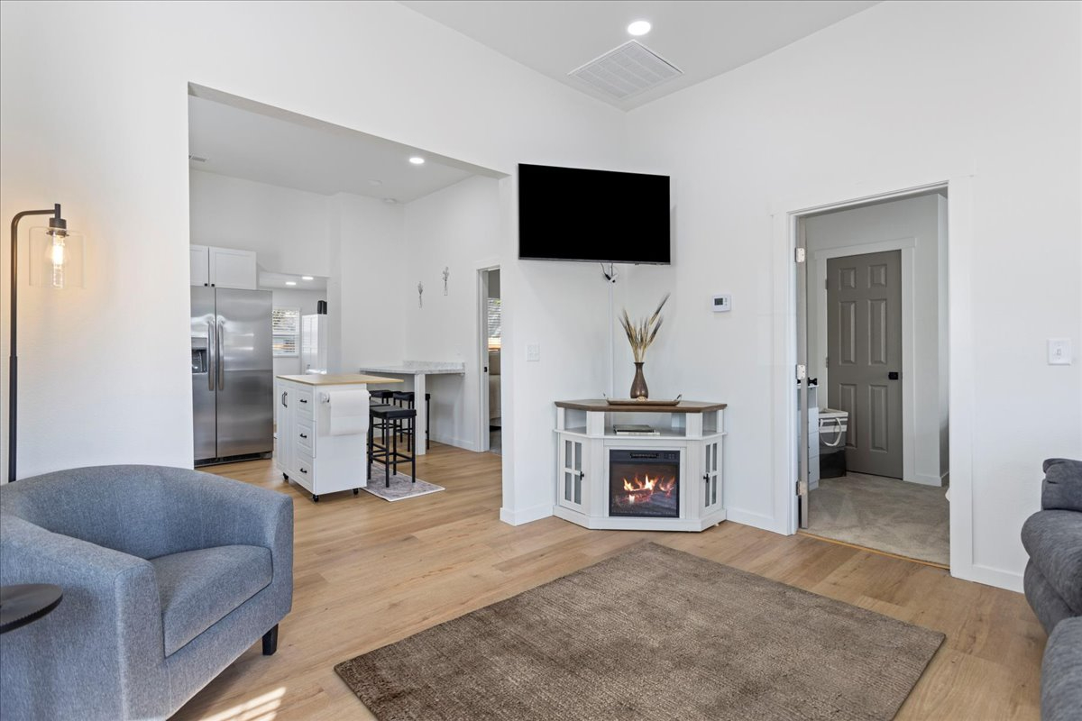 Freshly remodeled gem - Perfect for Travel Nurses & Pros 1 mile from hospital - Photo 2
