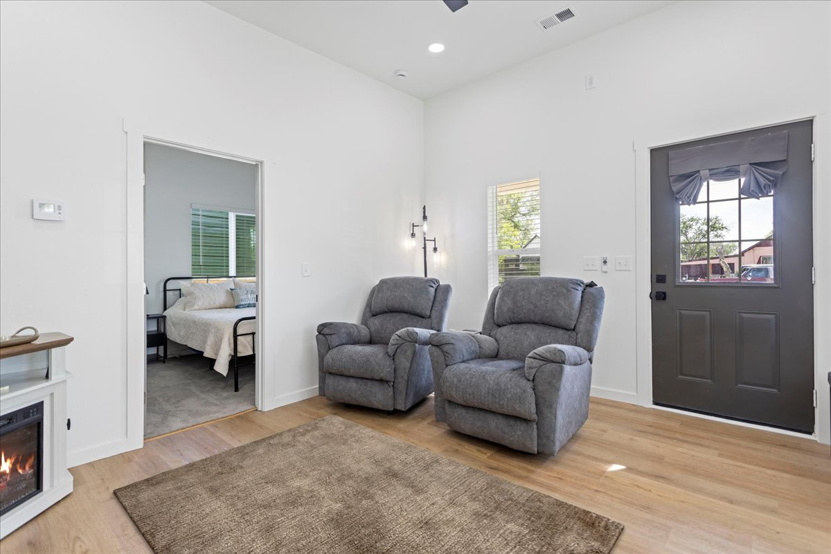 Freshly remodeled gem - Perfect for Travel Nurses & Pros 1 mile from hospital - Photo 3