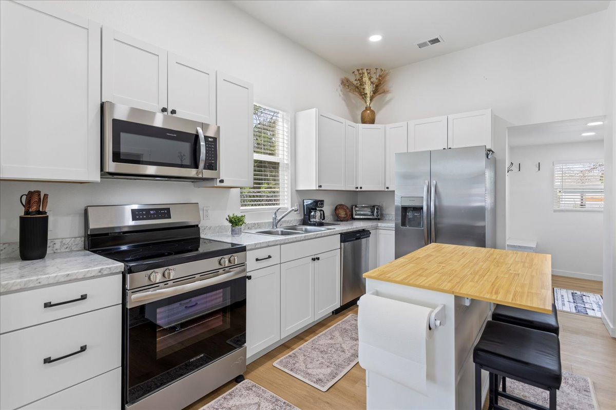 Freshly remodeled gem - Perfect for Travel Nurses & Pros 1 mile from hospital - Photo 5