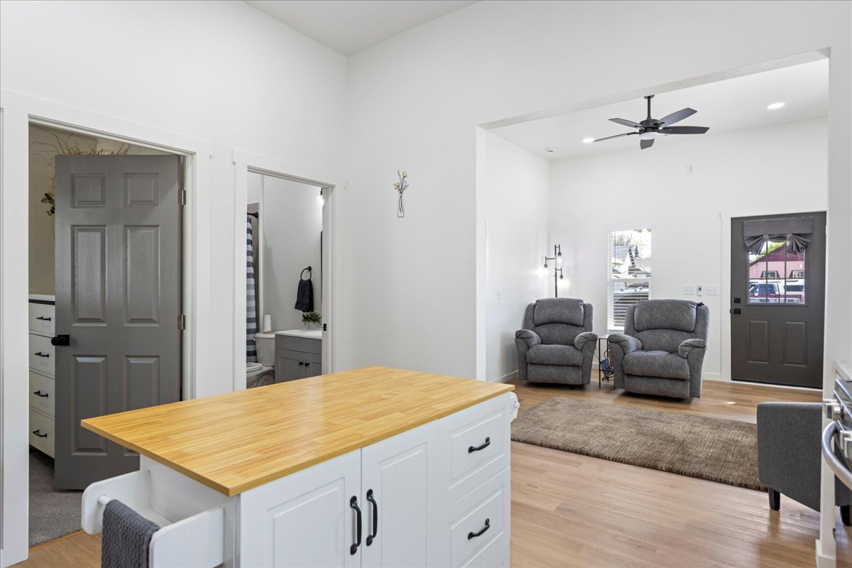 Freshly remodeled gem - Perfect for Travel Nurses & Pros 1 mile from hospital - Photo 6