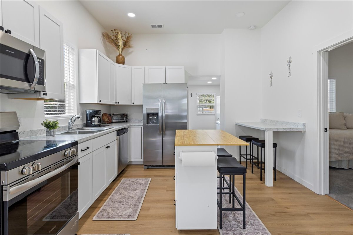 Freshly remodeled gem - Perfect for Travel Nurses & Pros 1 mile from hospital - Photo 7