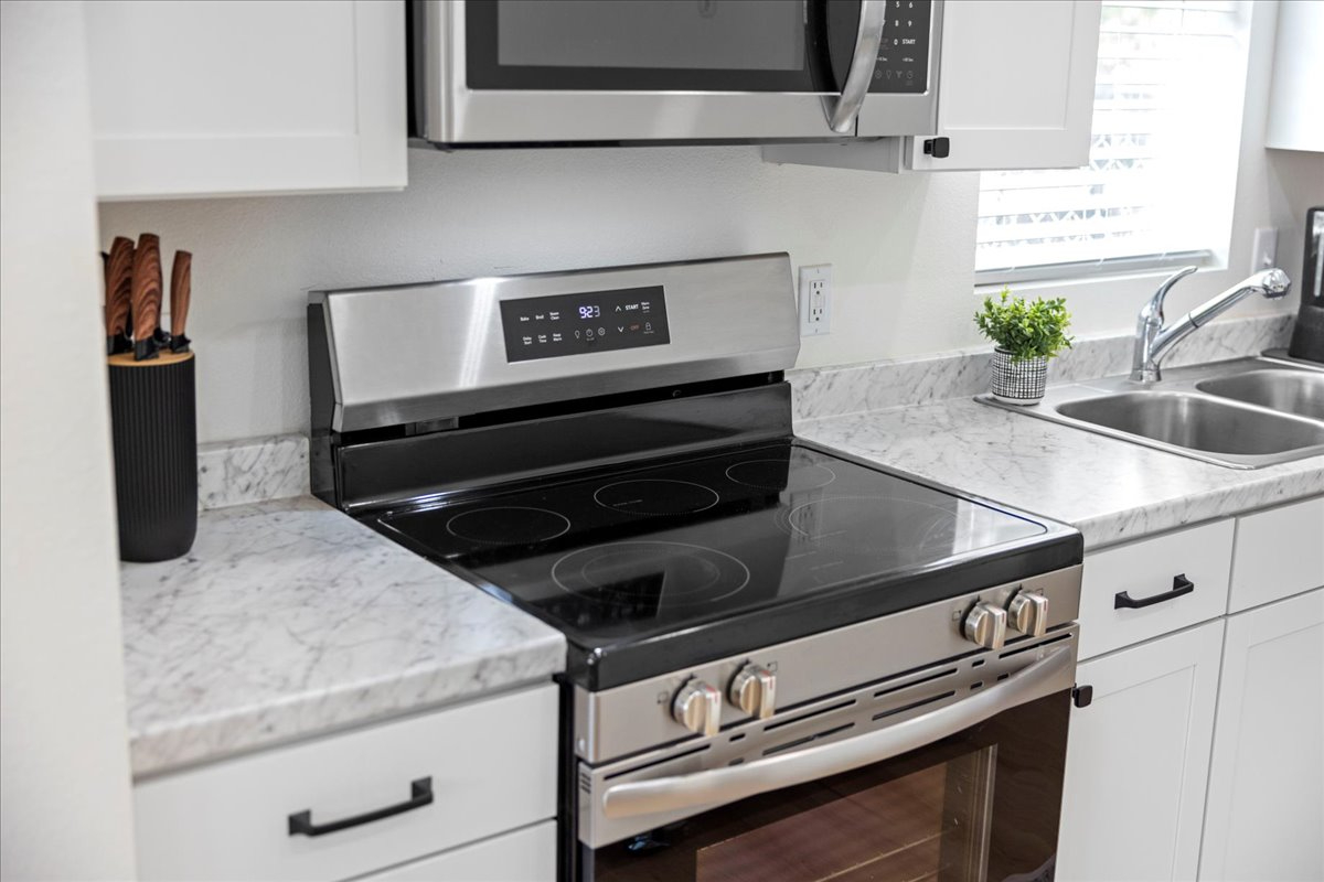 Freshly remodeled gem - Perfect for Travel Nurses & Pros 1 mile from hospital - Photo 9