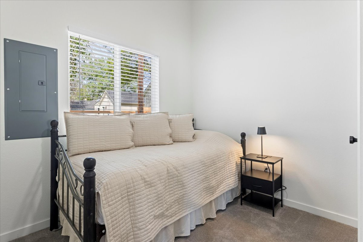 Freshly remodeled gem - Perfect for Travel Nurses & Pros 1 mile from hospital - Photo 11