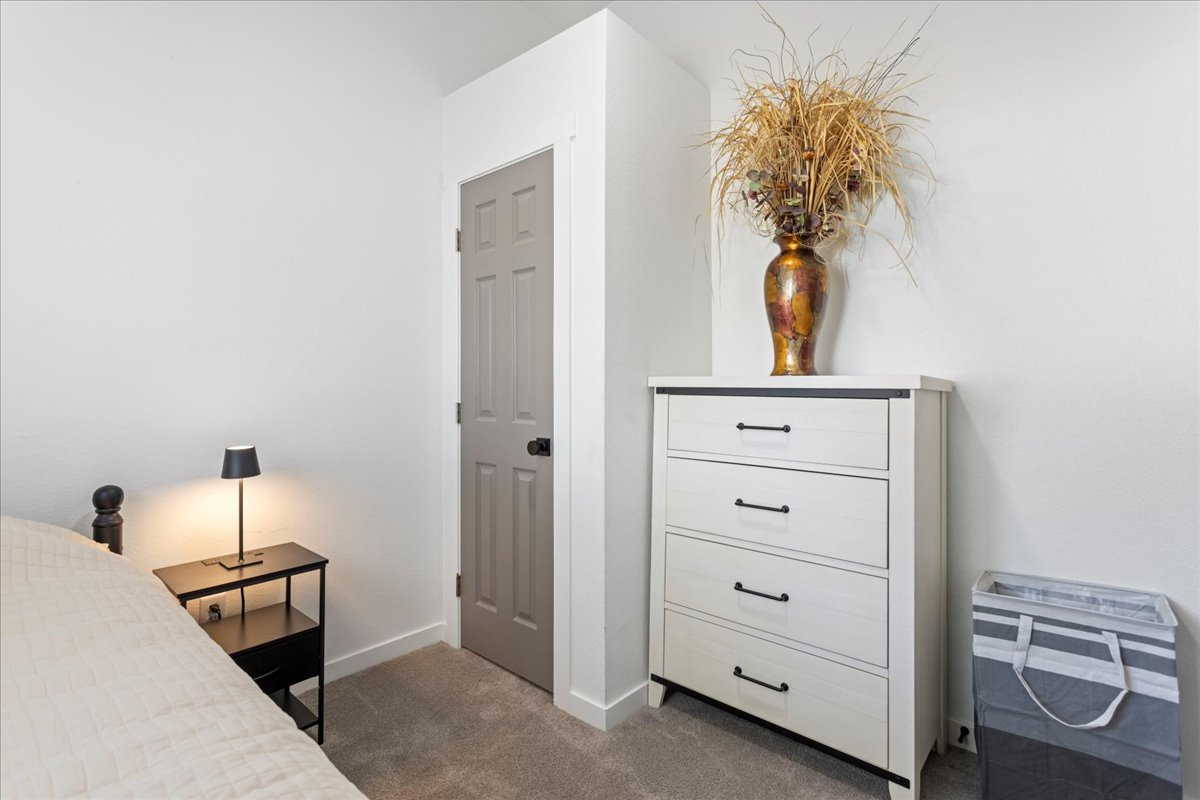 Freshly remodeled gem - Perfect for Travel Nurses & Pros 1 mile from hospital - Photo 12
