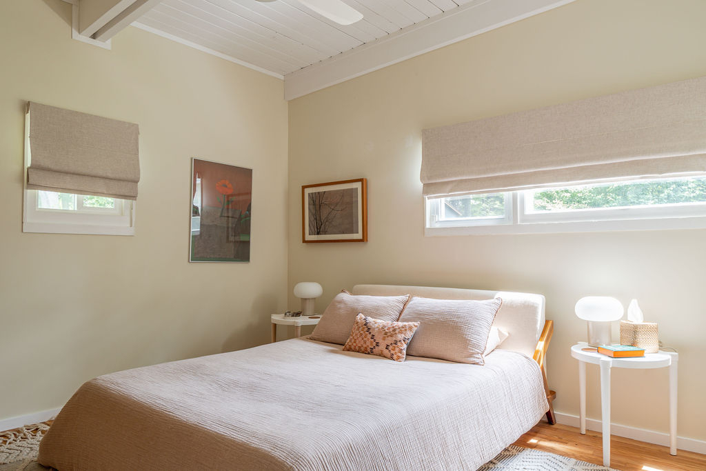 Furnished 2BR & Den - Mid-Century Home Near Kingston Hospitals w Yard & Parking - Photo 8