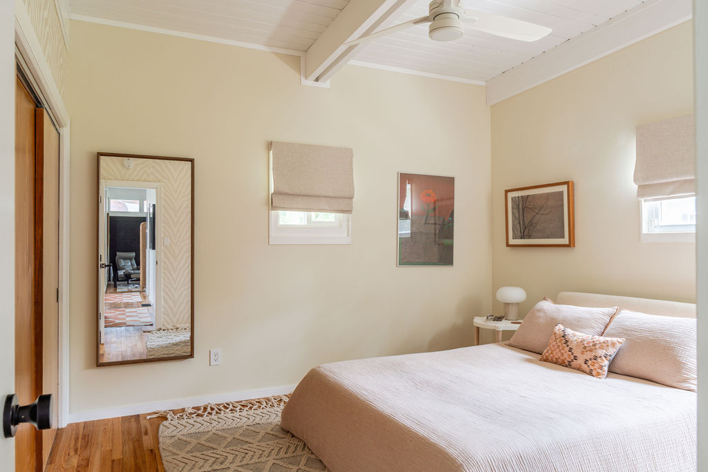 Furnished 2BR & Den - Mid-Century Home Near Kingston Hospitals w Yard & Parking - Photo 9