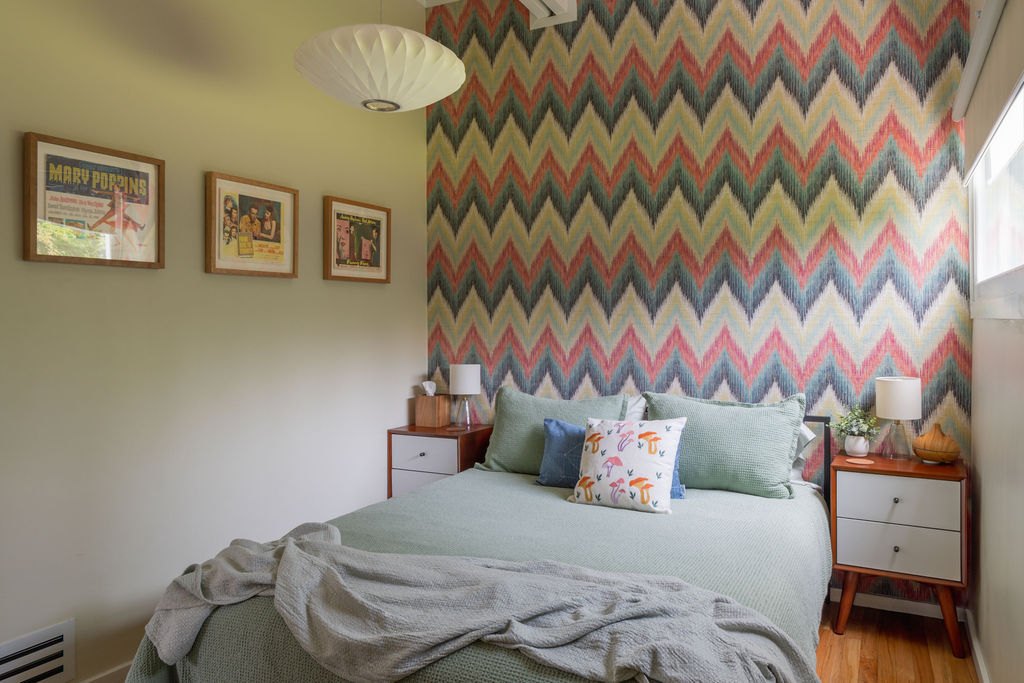 Furnished 2BR & Den - Mid-Century Home Near Kingston Hospitals w Yard & Parking - Photo 11