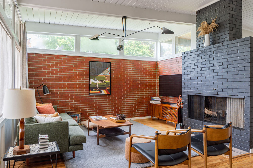 Furnished 2BR & Den - Mid-Century Home Near Kingston Hospitals w Yard & Parking - Photo 3