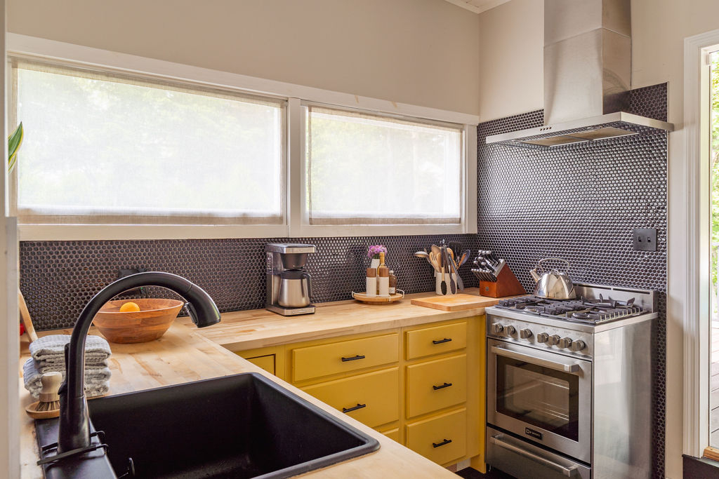 Furnished 2BR & Den - Mid-Century Home Near Kingston Hospitals w Yard & Parking - Photo 7