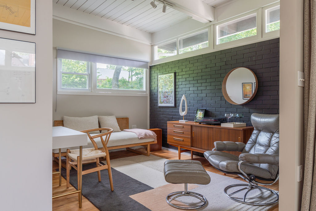 Furnished 2BR & Den - Mid-Century Home Near Kingston Hospitals w Yard & Parking - Photo 4