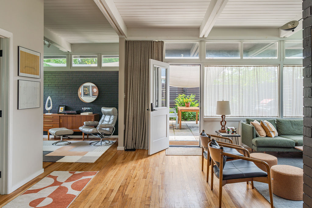 Furnished 2BR & Den - Mid-Century Home Near Kingston Hospitals w Yard & Parking - Photo 2