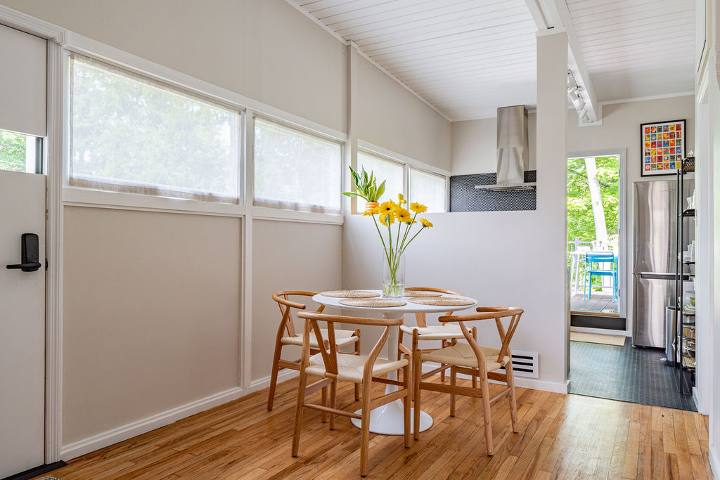 Furnished 2BR & Den - Mid-Century Home Near Kingston Hospitals w Yard & Parking - Photo 5
