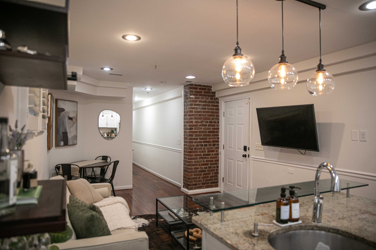 Modern 2BR/2BR with 2 Reserved Parking Spot in Capitol Hill - Fully Furnished, Near Metro, Internet - Photo 3