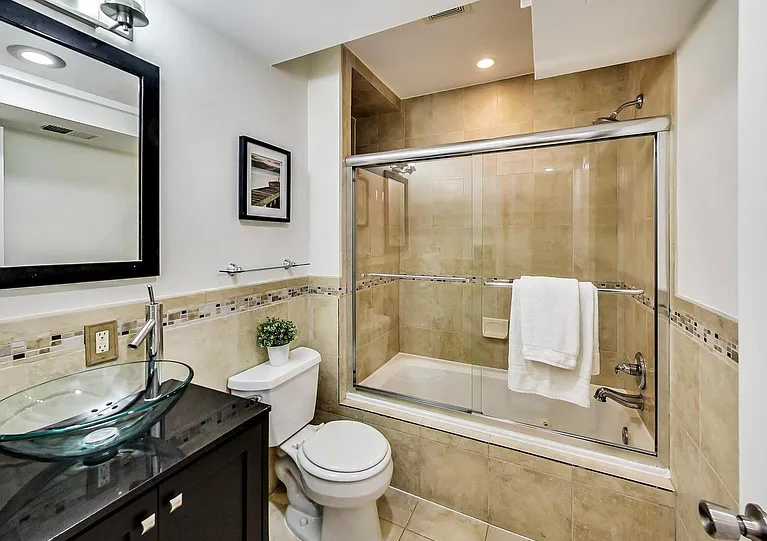 Modern 2BR/2BR with 2 Reserved Parking Spot in Capitol Hill - Fully Furnished, Near Metro, Internet  - Photo 11