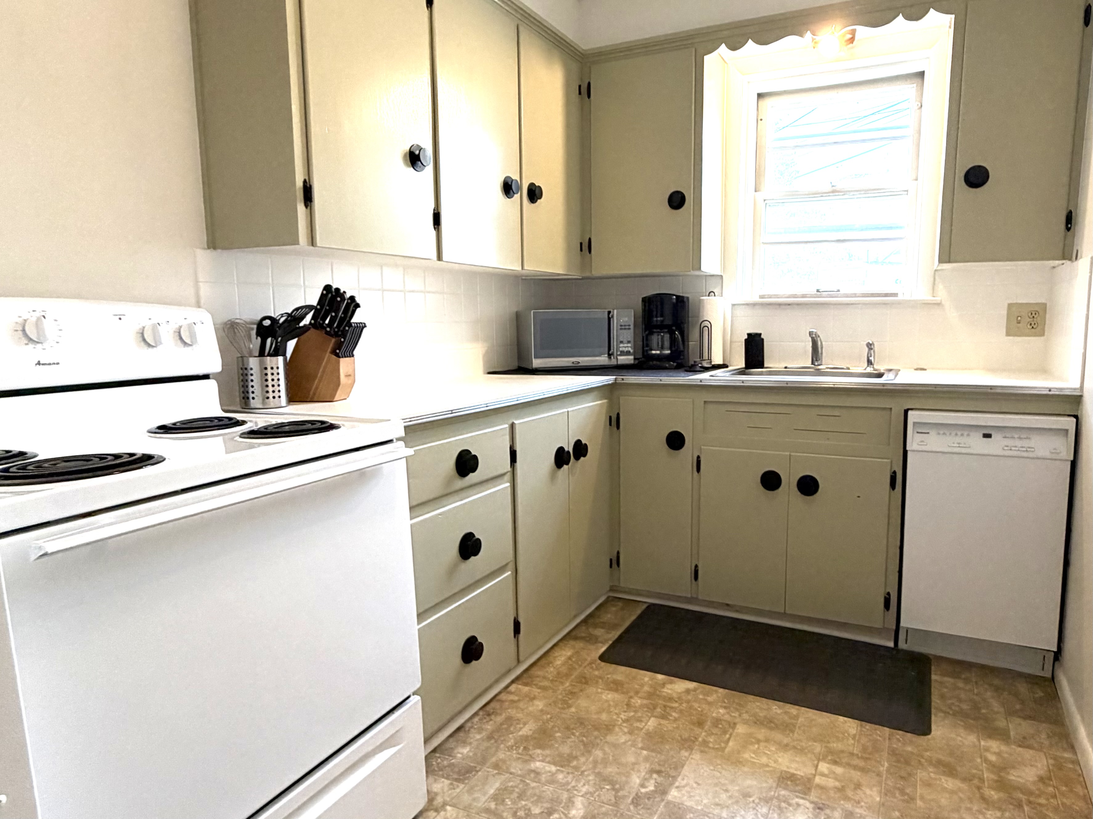 Charming Centrally Located 1 BD 1 BA Unit B - Photo 8