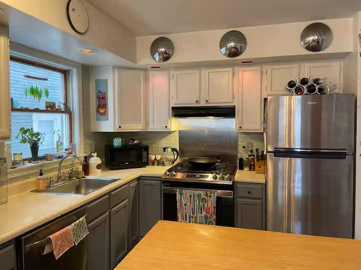 Room In Funky South End Home! - Photo 7