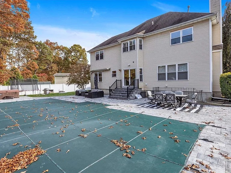 Queen Room with Pool and Hot Tub Access - Photo 9