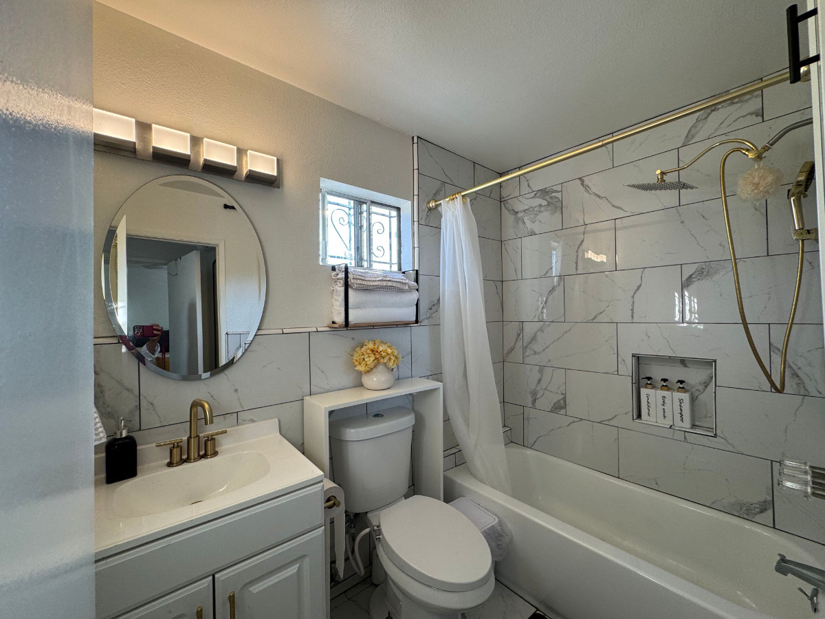 Urban One-Bedroom Apartment with patio Near Venice Beach - Photo 4