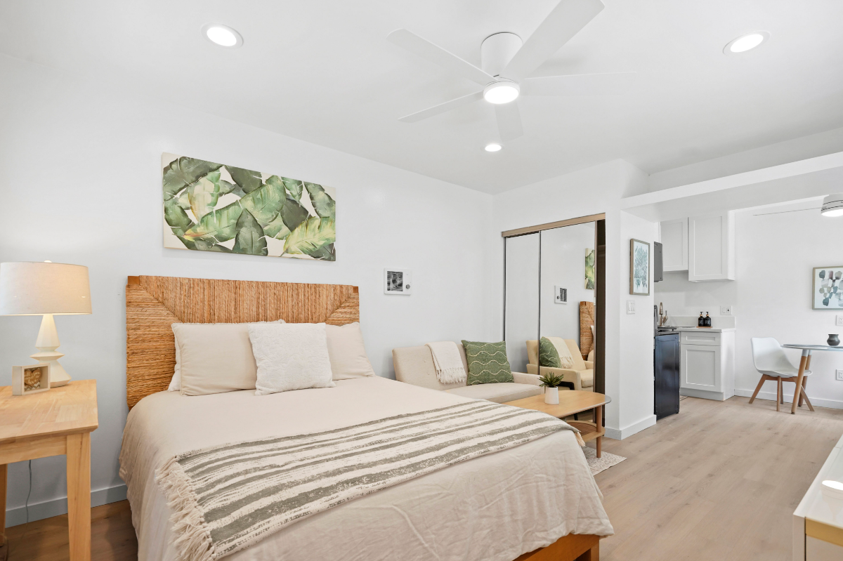 Designer Studio w Full Kitchen & Private... - Photo 3