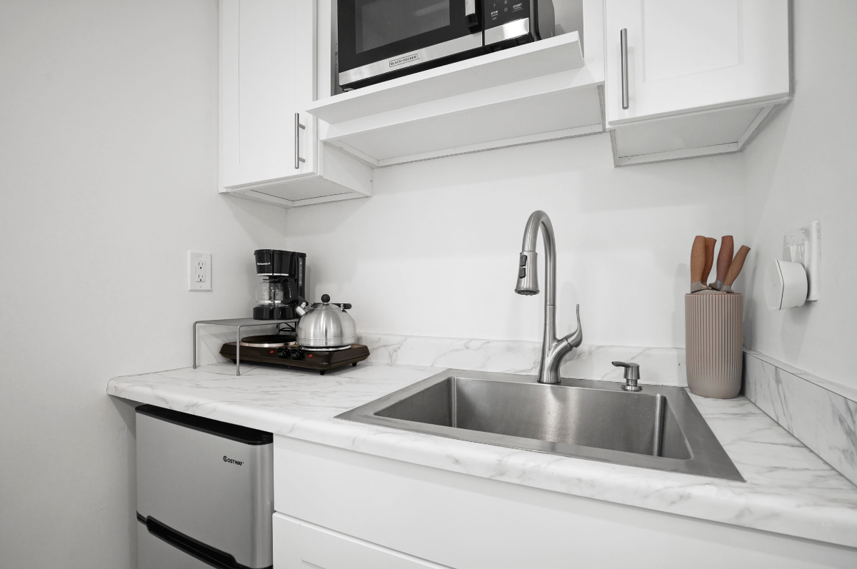 Designer Studio w Full Kitchen & Private... - Photo 6
