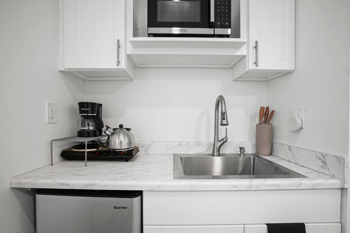 Designer Studio w Full Kitchen & Private... - Photo 5