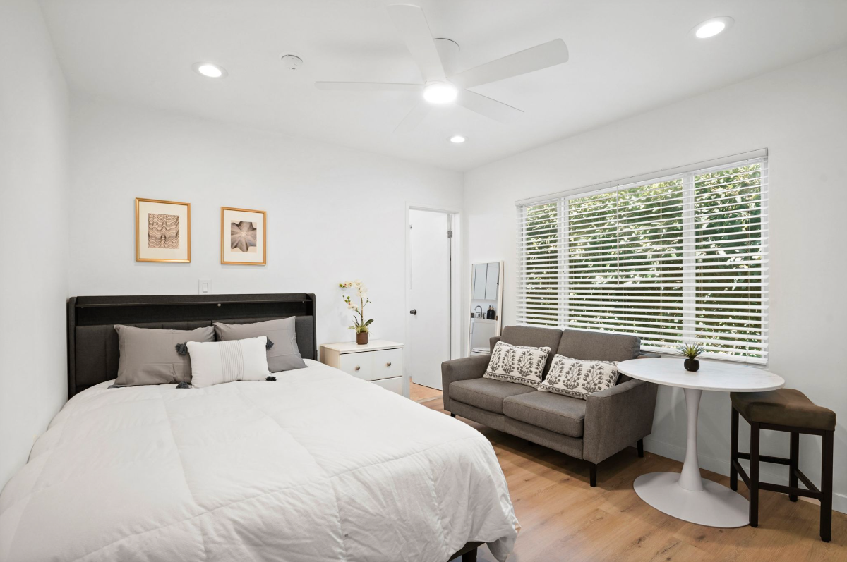 Designer Studio w Full Kitchen & Private... - Photo 1