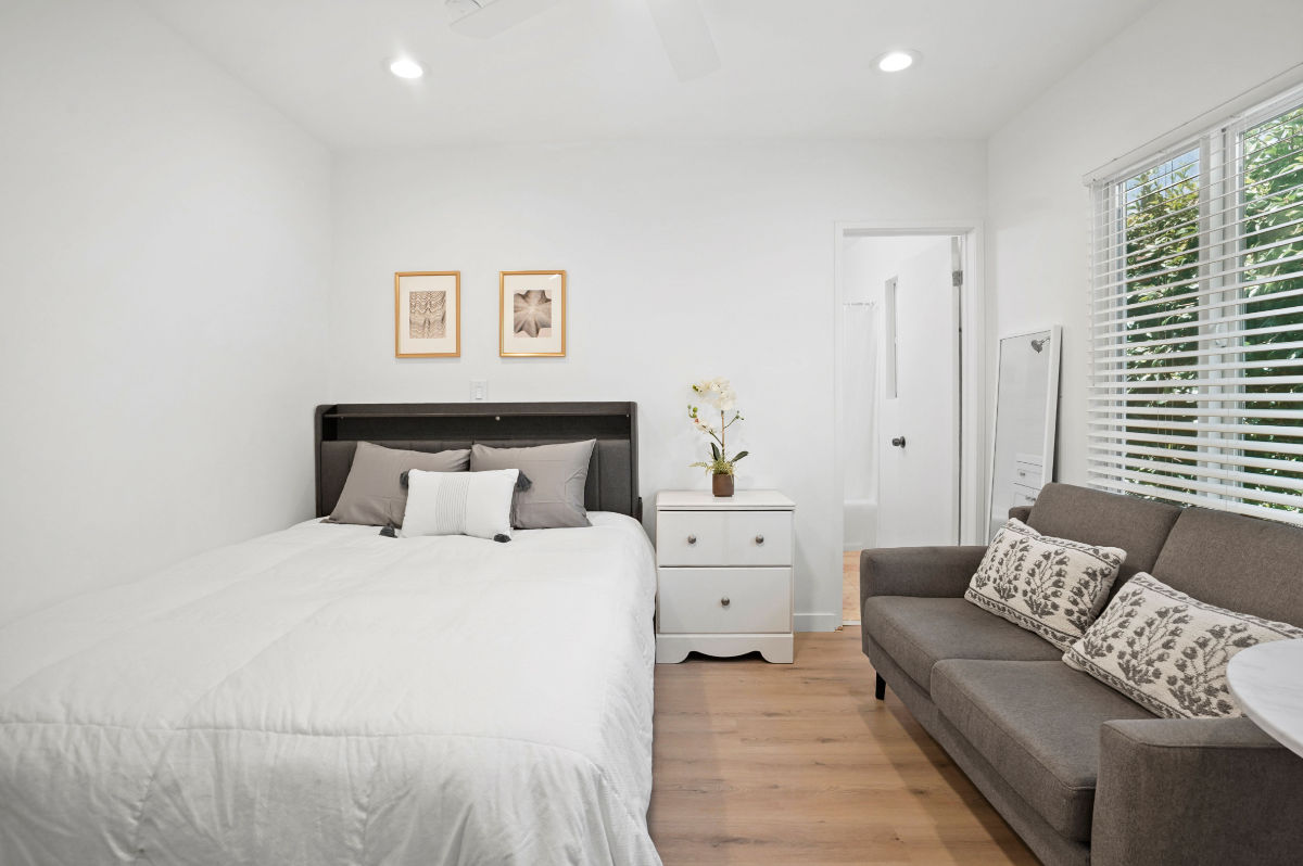 Designer Studio w Full Kitchen & Private... - Photo 4