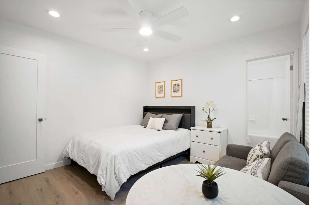 Designer Studio w Full Kitchen & Private... - Photo 2