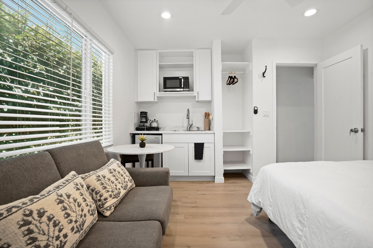 Designer Studio w Full Kitchen & Private... - Photo 3